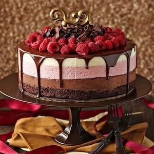 Delicious Strawberry Chocolate Cake with rich chocolate layers and fresh strawberries.