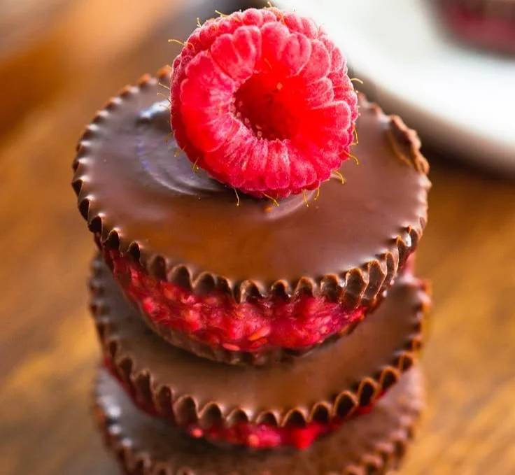 Healthy chocolate raspberry cups with fresh raspberries and dark chocolate