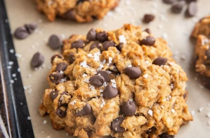 Healthy five-ingredient peanut butter oatmeal chocolate chip cookies