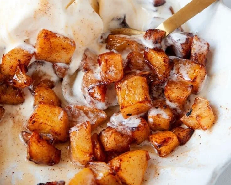 Delicious air fryer apples served in a bowl with cinnamon and sugar
