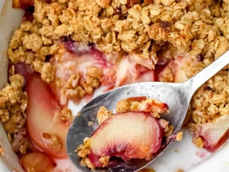Vegan peach crisp dessert with juicy peaches and oat topping